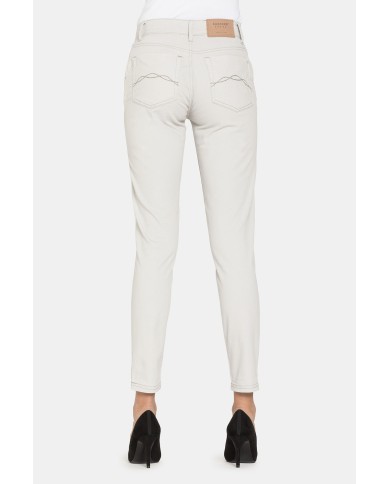 PANTALONI IN RASO STRETCH. Vita regolare e gamba slim.