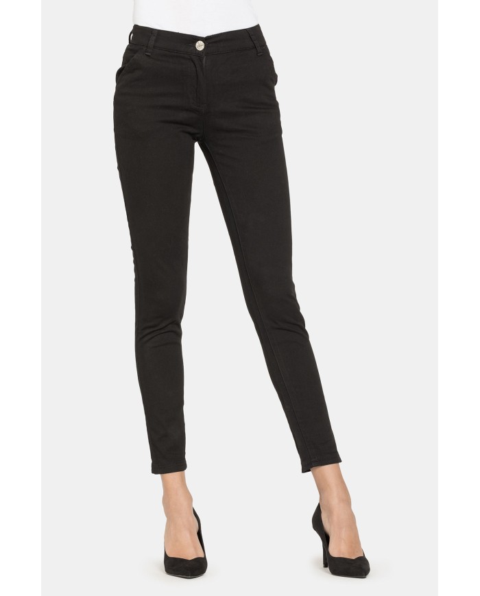 PANTALONI IN RASO STRETCH. Vita regolare e gamba slim.