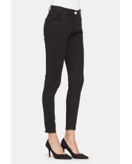 PANTALONI IN RASO STRETCH. Vita regolare e gamba slim.