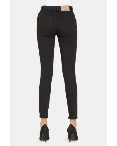 PANTALONI IN RASO STRETCH. Vita regolare e gamba slim.