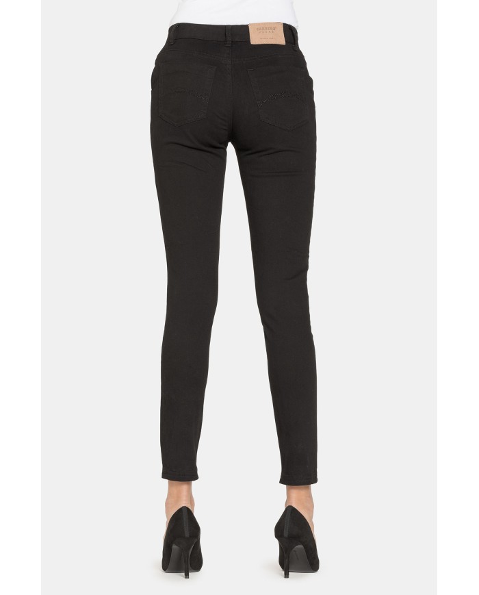 PANTALONI IN RASO STRETCH. Vita regolare e gamba slim.