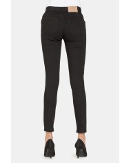 PANTALONI IN RASO STRETCH. Vita regolare e gamba slim.