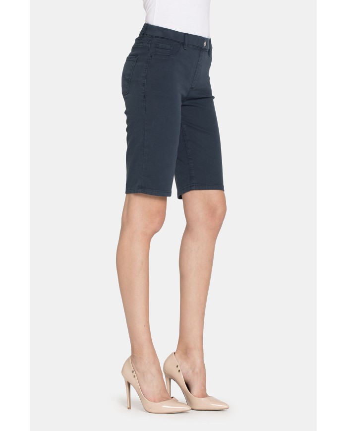LEGG-JEANS IN TESSUTO SUPER STRETCH MOD 767. Vita regolare e gamba stretta.