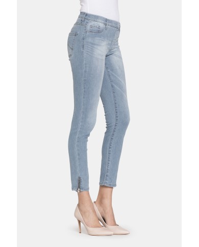 LEGG-JEANS SUPER STRETCH MOD 767. Vita regolare e gamba stretta.