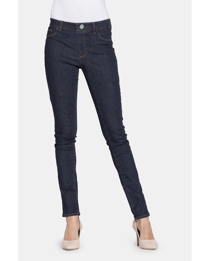 LEGG-JEANS CON TRATTAMENTO ALL'ALOE. Vita regolare e gamba stretta.
