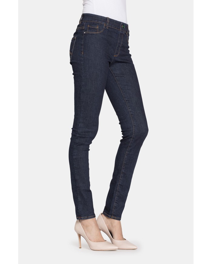 LEGG-JEANS CON TRATTAMENTO ALL'ALOE. Vita regolare e gamba stretta.