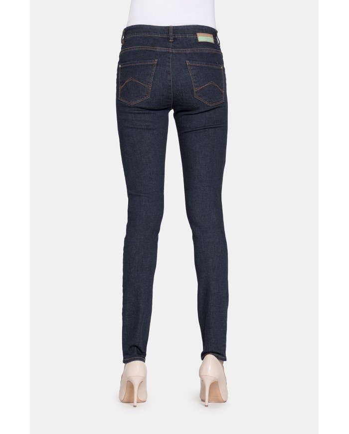 LEGG-JEANS CON TRATTAMENTO ALL'ALOE. Vita regolare e gamba stretta.