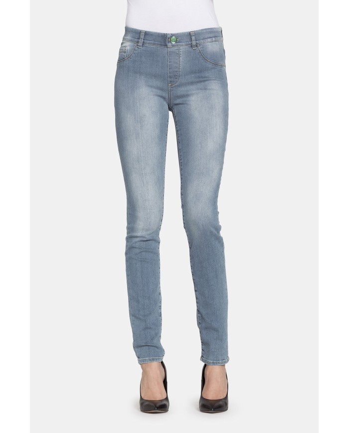 LEGG-JEANS CON TRATTAMENTO ALL'ALOE. Vita regolare e gamba stretta.