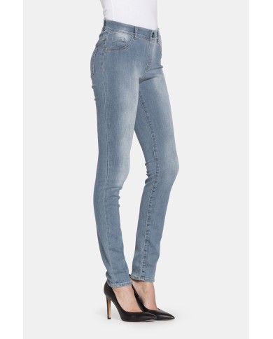 LEGG-JEANS CON TRATTAMENTO ALL'ALOE. Vita regolare e gamba stretta.