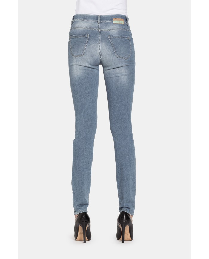 LEGG-JEANS CON TRATTAMENTO ALL'ALOE. Vita regolare e gamba stretta.