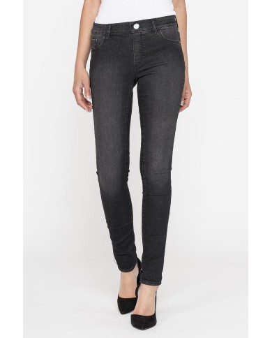 LEGG-JEANS CON TRATTAMENTO ALL'ALOE. Vita regolare e gamba stretta.