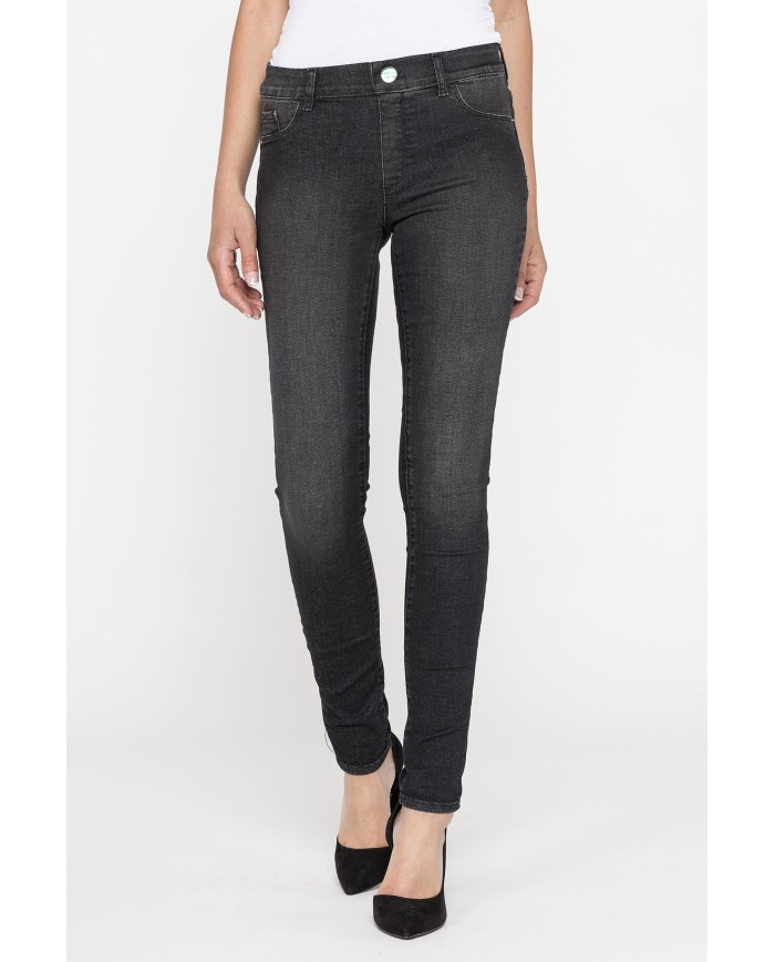 LEGG-JEANS CON TRATTAMENTO ALL'ALOE. Vita regolare e gamba stretta.