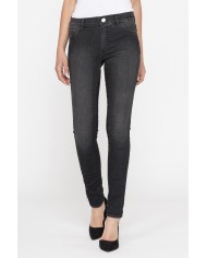 LEGG-JEANS CON TRATTAMENTO ALL'ALOE. Vita regolare e gamba stretta.