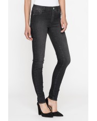 LEGG-JEANS CON TRATTAMENTO ALL'ALOE. Vita regolare e gamba stretta.