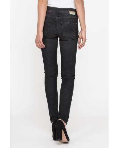 LEGG-JEANS CON TRATTAMENTO ALL'ALOE. Vita regolare e gamba stretta.
