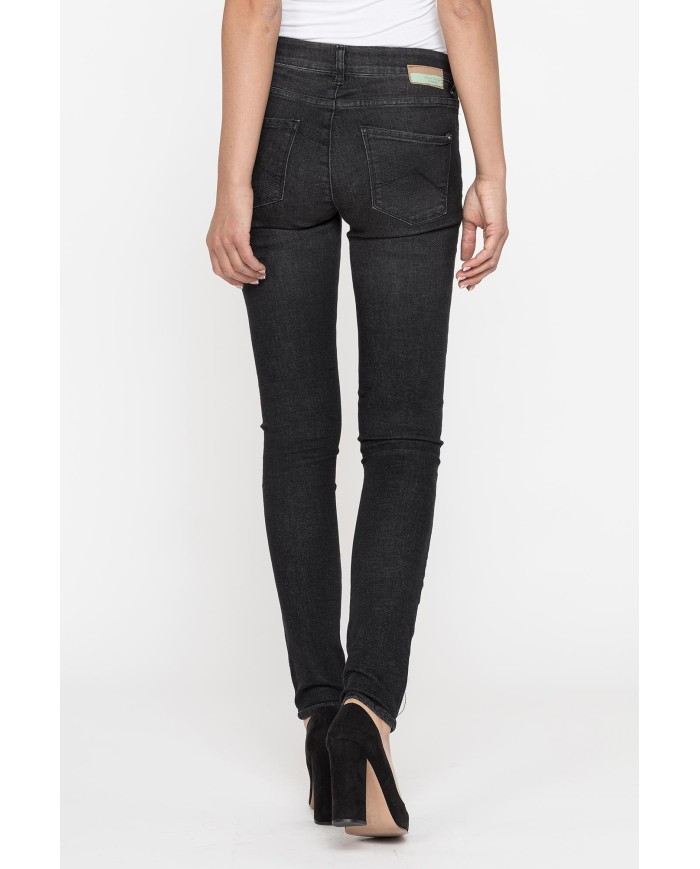 LEGG-JEANS CON TRATTAMENTO ALL'ALOE. Vita regolare e gamba stretta.