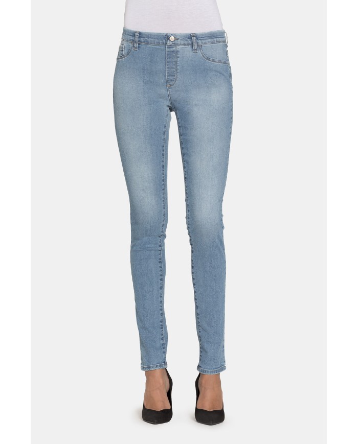 LEGG-JEANS IN TESSUTO SUPER STRETCH. Vita regolare e gamba stretta