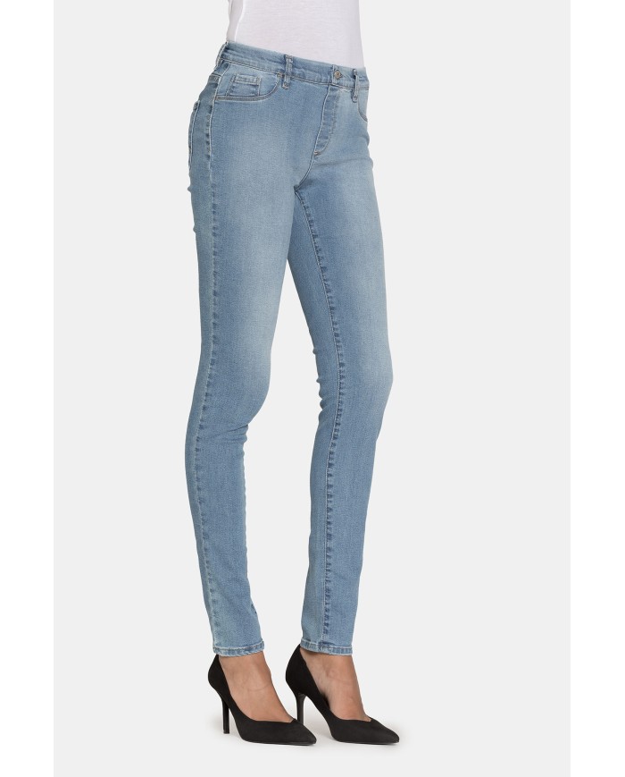 LEGG-JEANS IN TESSUTO SUPER STRETCH. Vita regolare e gamba stretta