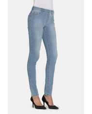 LEGG-JEANS IN TESSUTO SUPER STRETCH. Vita regolare e gamba stretta