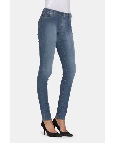 LEGG-JEANS IN TESSUTO SUPER STRETCH. Vita regolare e gamba stretta