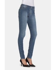 LEGG-JEANS IN TESSUTO SUPER STRETCH. Vita regolare e gamba stretta