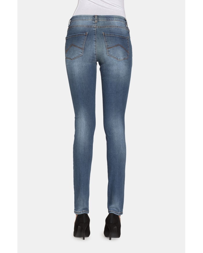 LEGG-JEANS IN TESSUTO SUPER STRETCH. Vita regolare e gamba stretta