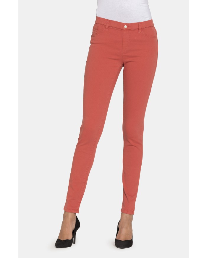 LEGG-JEANS SUPER STRETCH MOD. 767. Vita regolare e gamba stretta.