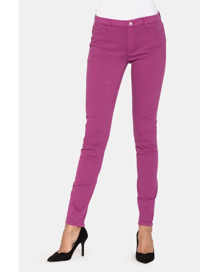 LEGG-JEANS SUPER STRETCH MOD. 767. Vita regolare e gamba stretta.