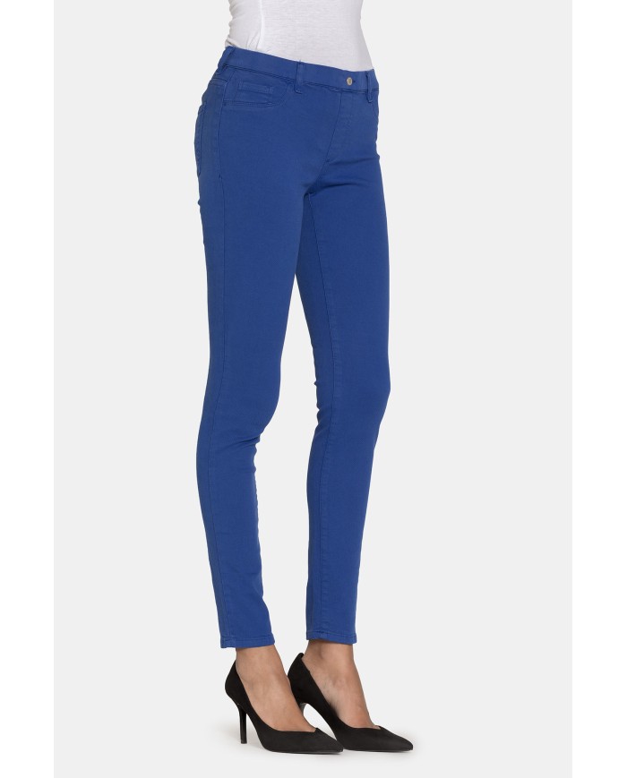 LEGG-JEANS SUPER STRETCH MOD. 767. Vita regolare e gamba stretta.