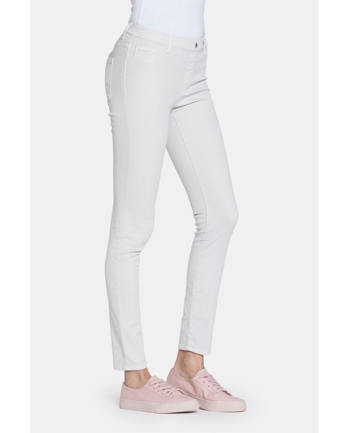 LEGG-JEANS IN GABARDINA LEGGERA MOD. 767. Vita regolare e gamba stretta.