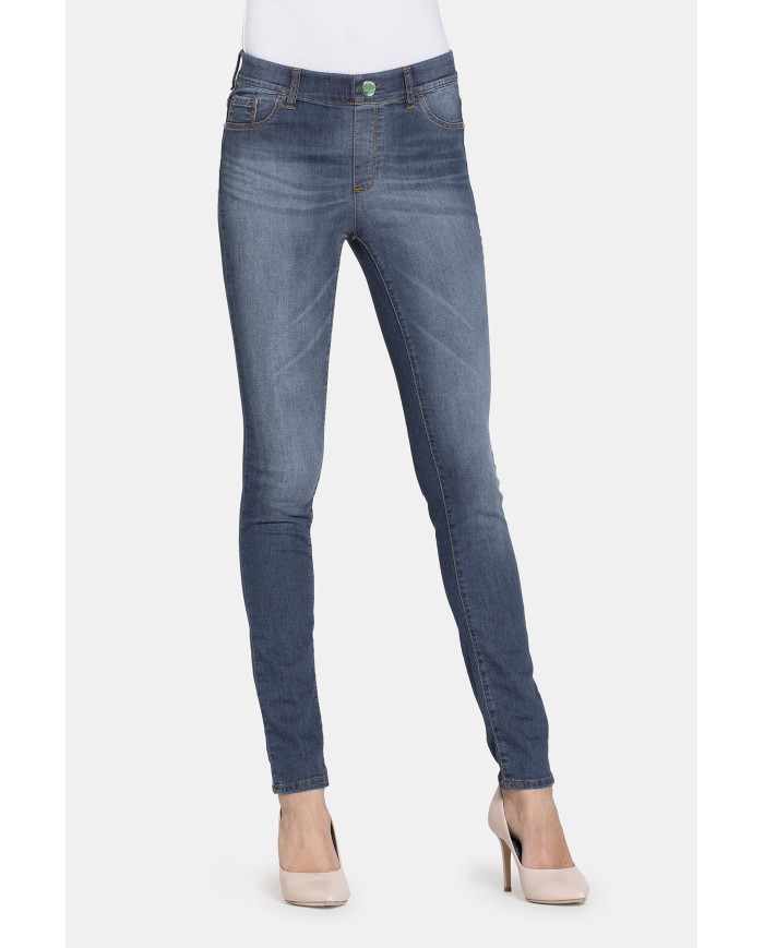 LEGG-JEANS SUPER STRETCH MOD 767. Vita regolare e gamba stretta.