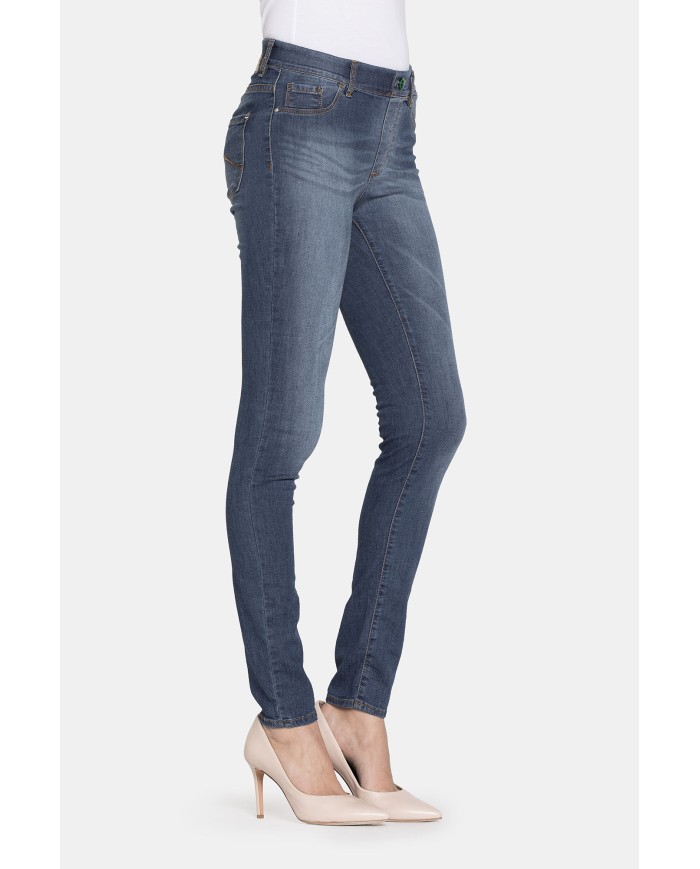 LEGG-JEANS SUPER STRETCH MOD 767. Vita regolare e gamba stretta.