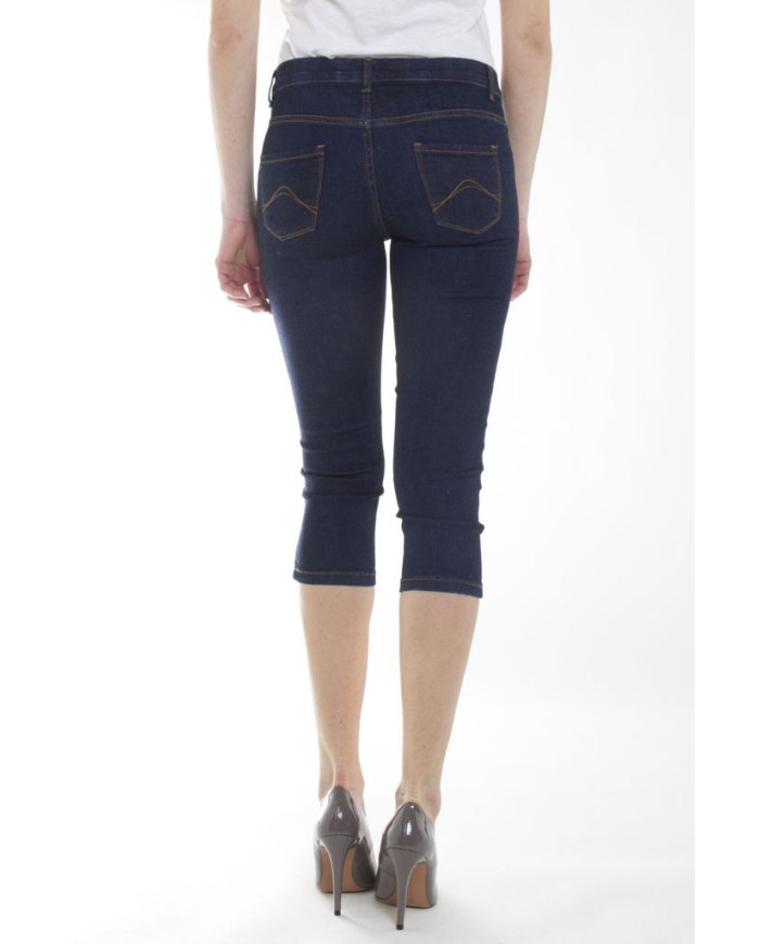 LEGG-JEANS IN TESSUTO SUPER STRETCH.  Vita regolare e gamba stretta.