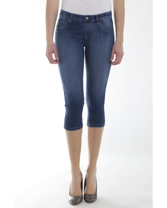 LEGG-JEANS IN TESSUTO SUPER STRETCH.  Vita regolare e gamba stretta.