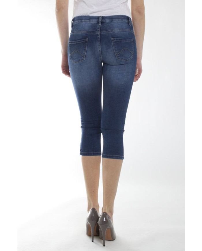LEGG-JEANS IN TESSUTO SUPER STRETCH.  Vita regolare e gamba stretta.