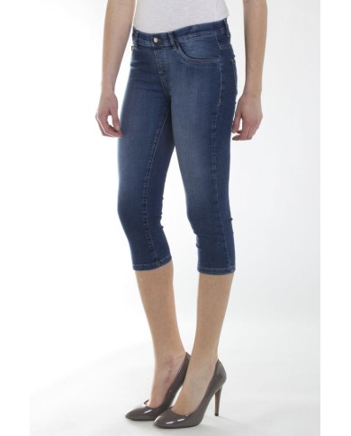 LEGG-JEANS IN TESSUTO SUPER STRETCH.  Vita regolare e gamba stretta.