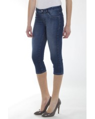 LEGG-JEANS IN TESSUTO SUPER STRETCH.  Vita regolare e gamba stretta.