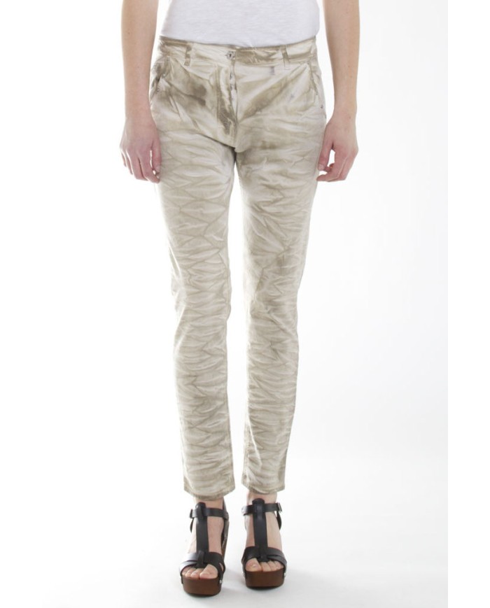 BAGGY FIT CON TINTURA A FREDDO. Cavallo basso e gamba regolare.