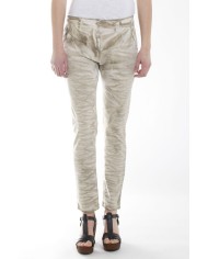 BAGGY FIT CON TINTURA A FREDDO. Cavallo basso e gamba regolare.