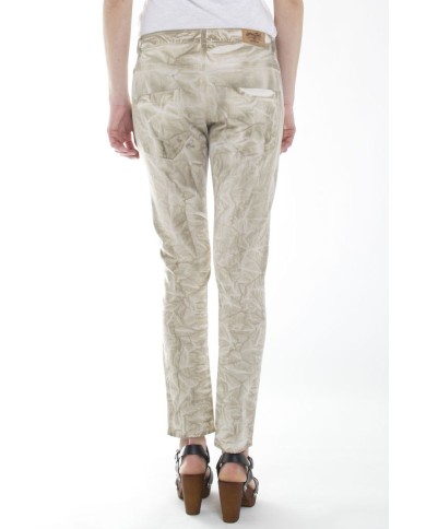 BAGGY FIT CON TINTURA A FREDDO. Cavallo basso e gamba regolare.