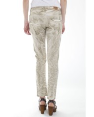 BAGGY FIT CON TINTURA A FREDDO. Cavallo basso e gamba regolare.