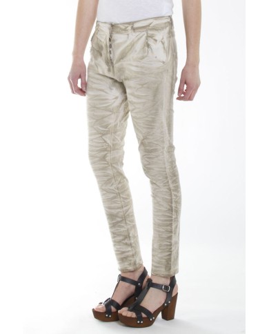 BAGGY FIT CON TINTURA A FREDDO. Cavallo basso e gamba regolare.