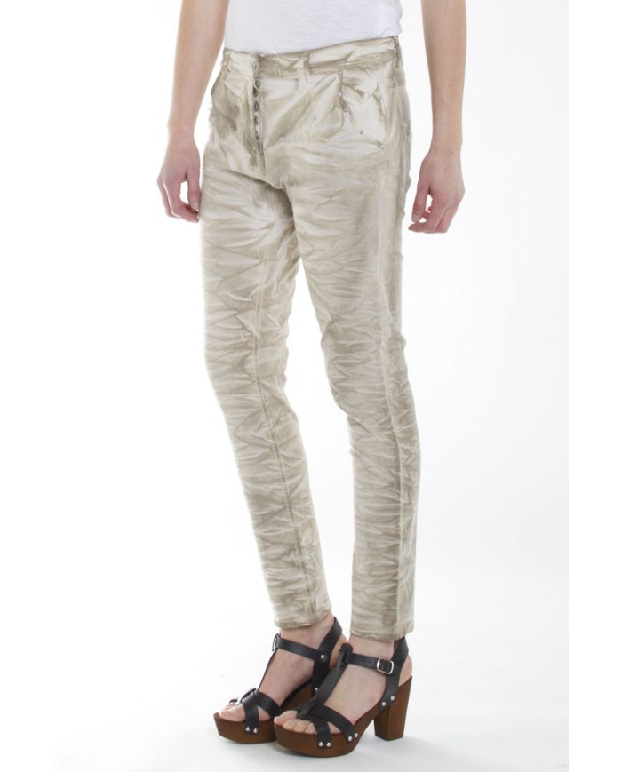 BAGGY FIT CON TINTURA A FREDDO. Cavallo basso e gamba regolare.