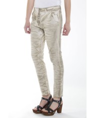 BAGGY FIT CON TINTURA A FREDDO. Cavallo basso e gamba regolare.