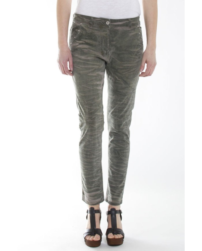 BAGGY FIT CON TINTURA A FREDDO. Cavallo basso e gamba regolare.