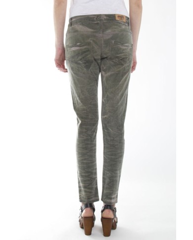 BAGGY FIT CON TINTURA A FREDDO. Cavallo basso e gamba regolare.