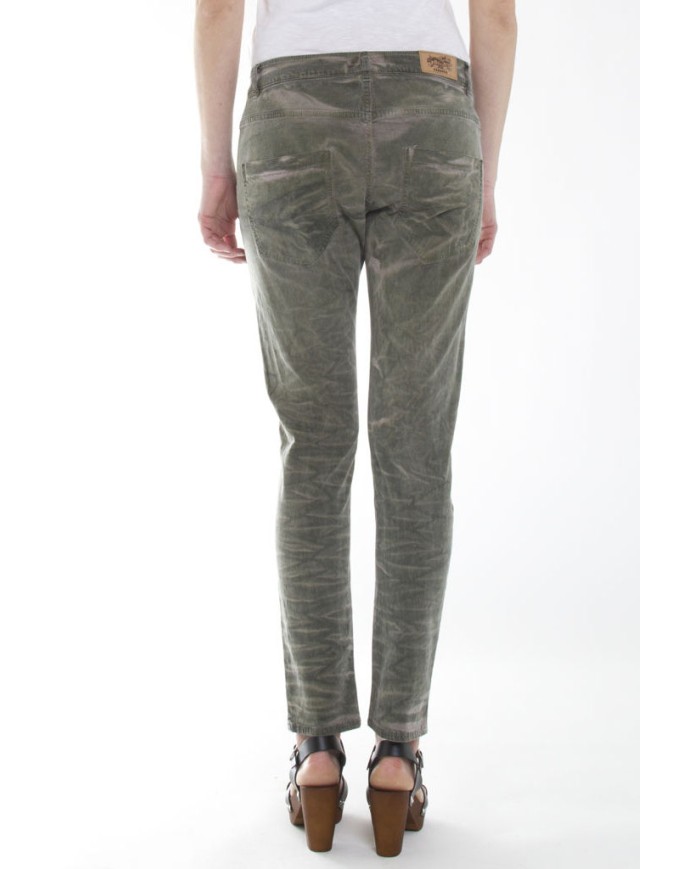 BAGGY FIT CON TINTURA A FREDDO. Cavallo basso e gamba regolare.