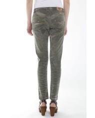 BAGGY FIT CON TINTURA A FREDDO. Cavallo basso e gamba regolare.