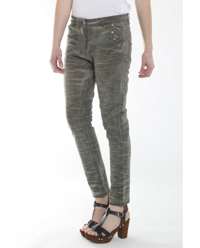 BAGGY FIT CON TINTURA A FREDDO. Cavallo basso e gamba regolare.