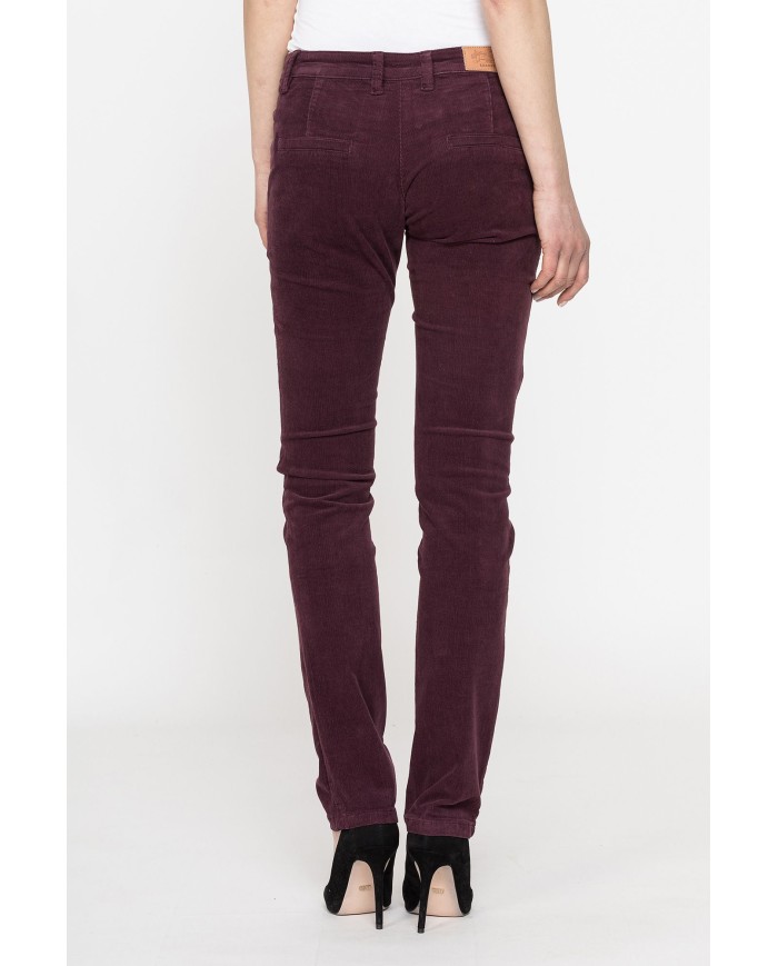 VELLUTO STRETCH. Vita bassa e gamba regolare.